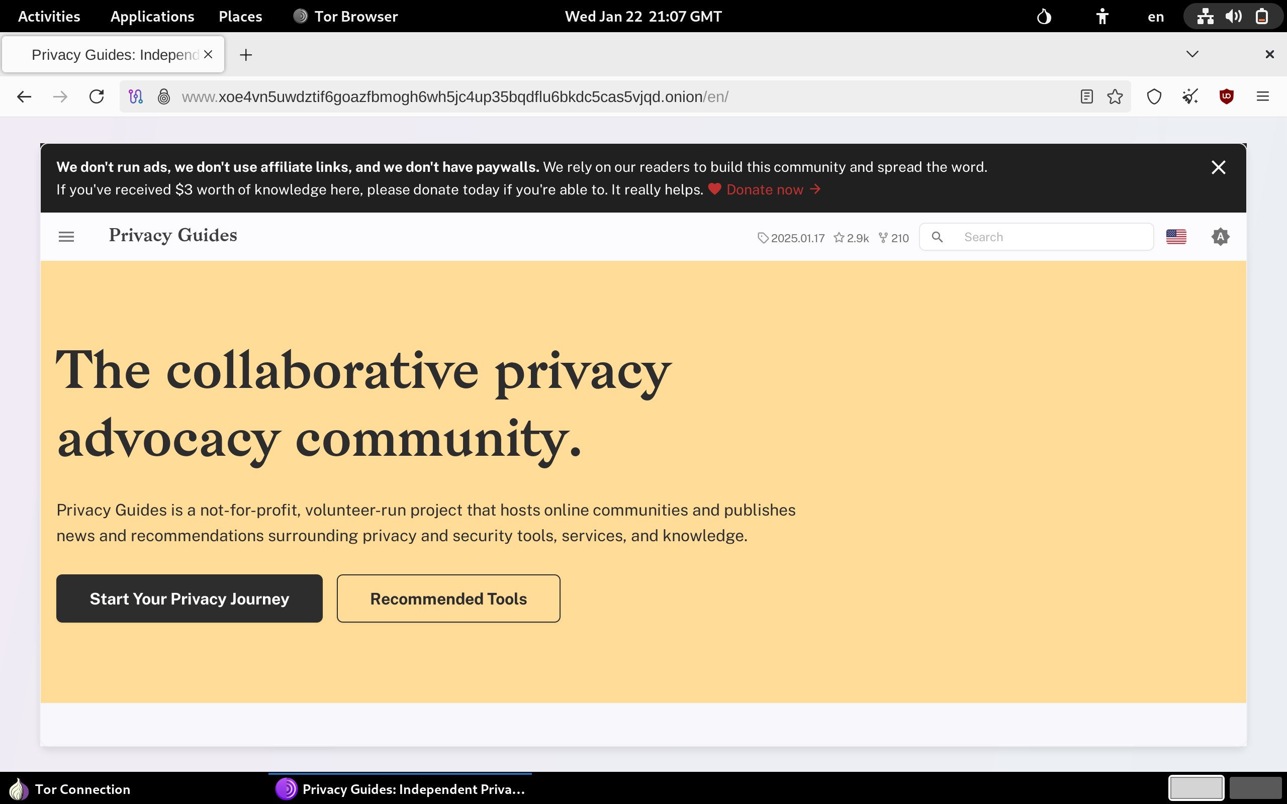 Screenshot within Tails showing the Tor Browser application displaying the onion version of the Privacy Guides website.